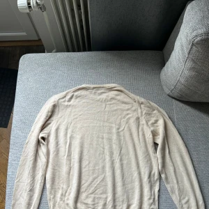 Beige tröja från Gran Sasso - Säljer en klassisk beiga cashmere tröjan från Gran Sasso som kostar 3900 kr nypris. Perfekt för lager-på-lager eller som den är. 