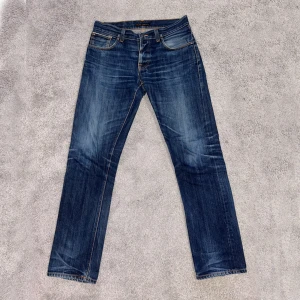 Nudie Selvage Jeans  - Säljer ett par Nudie selvage jeans i modellen ”Grim Tim” storleken är 33/34 men de sitter som 31/34. De är lite mörkare i verkligheten än vad det ser ut på bilden. Passformen är lite mer åt slim hållet. Hör av dig om frågor osv