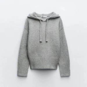 Grå stickad hoodie från Zara - Grå stickad hoodie från Zara som inte säljs längre, lite små nopprig men skulle säga att den har bra kvalitet. (katt i hemmet ‼️)