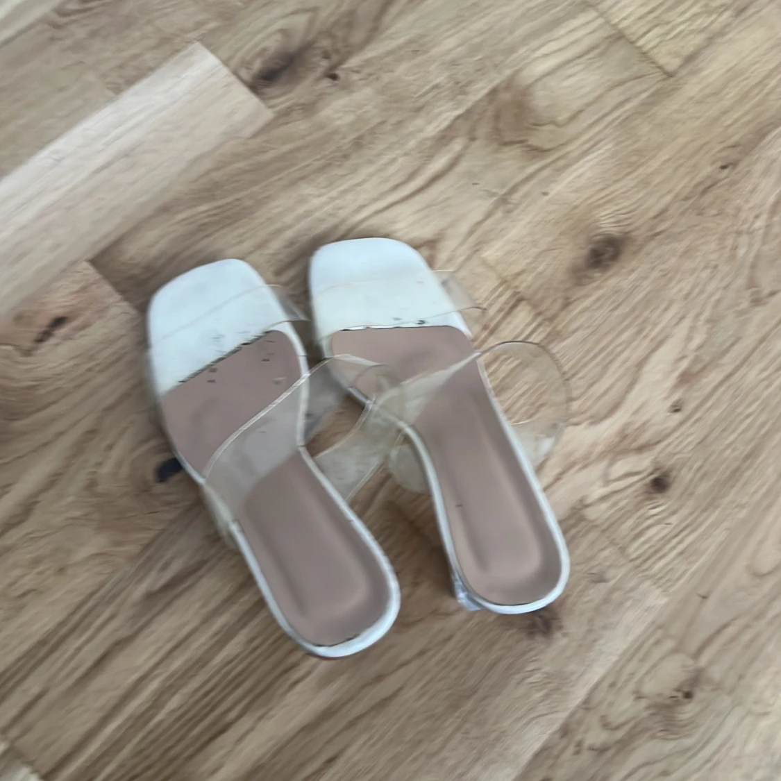 Vita klackskor med transparent rem - 2