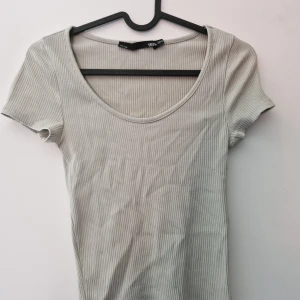 Ljusgrön ribbad t-shirt från Lager 157 - Säljer en ljusgrön ribbad t-shirt från Lager 157. T-shirten har rund halsringning och korta ärmar. Materialet är stretchigt och sitter tight mot kroppen. Perfekt basplagg till garderoben.