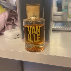 Vanille Eau de Parfum från Solinotes - En söt och varm parfym med tydlig vaniljdoft från Solinotes. Flaskan är genomskinlig med guldig kork och har en bärnstensfärgad vätska. Perfekt för dig som älskar gourmanddofter och vill ha något mjukt och inbjudande.