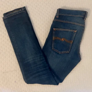 Nudie Jeans  - Säljer ett par klassiska blå jeans från Nudie Jeans med orange sömmar och fem fickor. Jeansen har en rak passform och är tillverkade i slitstarkt denim. Perfekta till vardags och passar till det mesta. Bara att höra av sig om men är intresserad eller har frågor!