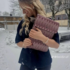 Chevron datorfodral  - Datorfodral från uf företaget boldz uf💕i 002 blush. Jättesnyggt och perfekt nu till skolstarten🫶🏼