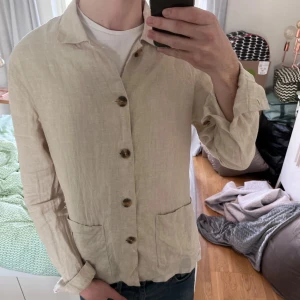 Linne-overshirt från John Henric - Fräsch overshirt i 100% linne från John Henric | Storlek L men passar även M | Mycket bra skick✅