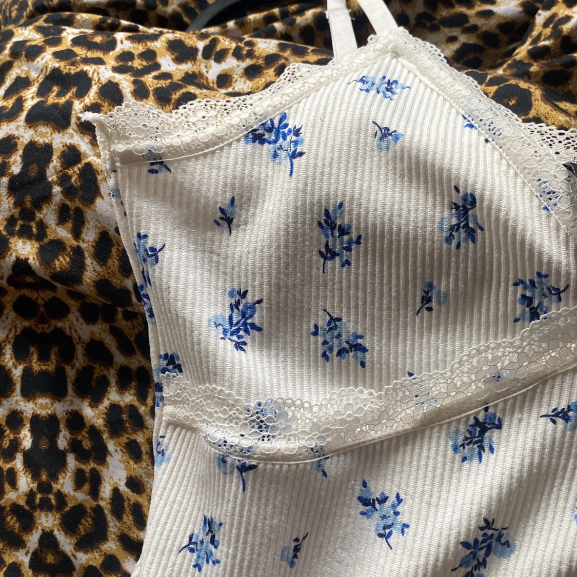 Vit blommig linnetopp från H&M Divided - 3