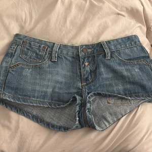 Blå jeansshorts från Cross - Storlek S/M  Köptes av en annan person men säljs då dom inte passade  Midjemått är 40cm! 