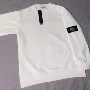Vit sweatshirt från Stone Island - Hej! Säljer min vita tröja från Stone Island. Hör av er om ni önskar att få se mer bilder😊 pris går att diskutera vid en snabb affär👍