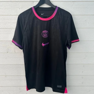 PSG Fotbollströja - Säljer en PSG fotbollströja i storlek M som är helt ny med prislapp