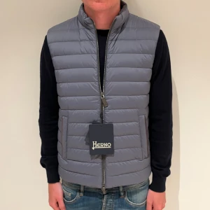 Herno väst  - Herno väst | Skick: 10/10 (HELT NY) | EU 50/M | Fraktar via postnord eller instabox på köparens bekostnad | Hör av dig vid minsta fråga eller fundering! 