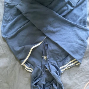 Blå adidas hoodie  - Ingen lapp kvar men skulle gissa på sorlet S/M