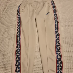 Nike byxor  - Nike byxor. Se mått på bilder. Se gärna mina andra annonser och skapa bundels.