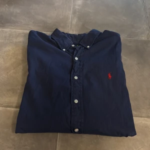 Ralph Lauren skjorta  - Skick: 8/10 | Storlek: L | Passar perfekt för dig som är 180-185 | Nypris: 1600 | Mitt pris: 550 | Köparen står för frakt | Vill endast ha seriösa köpare | Hör av er vid frågor. 