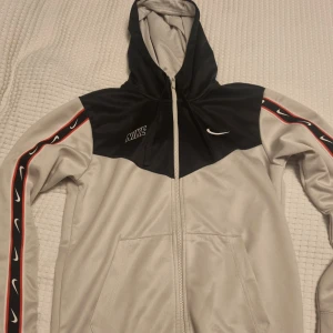 Jacka  - Träningsjacka.  Se mått på bilder. Se gärna mina andra annonser och skapa bundels. Fast pris. Färg är vit/grå/beige.