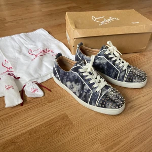 Christian Louboutin - Tvärfeta Christian Louboutin i väldigt bra skick. Skorna är i bra skick med minimala skavanker. Storlek 43,5 kan även passa 44. Box, dustbags, extra skosnören och extra spikar medföljer vid köp. Boxen är skadad. Självklart äkta. Tveka inte att kontakta vid minsta lilla fundering så svarar vi så fort som möjligt. 