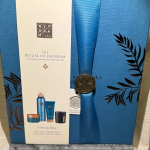 Ny! Rituals The Ritual of Hammam presentbox - Helt ny! Lyxig presentbox från Rituals i serien The Ritual of Hammam. Innehåller body scrub, shower foam, body cream och doftljus. Produkterna kommer i snygga blå och kopparfärgade förpackningar, perfekt för en spa-känsla hemma. Nypris 459:-