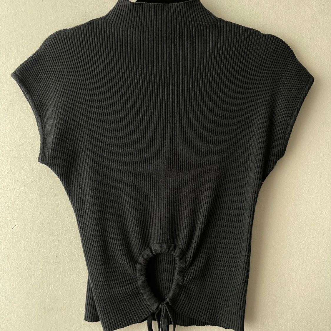 Svart ribbad topp med snöring - 1