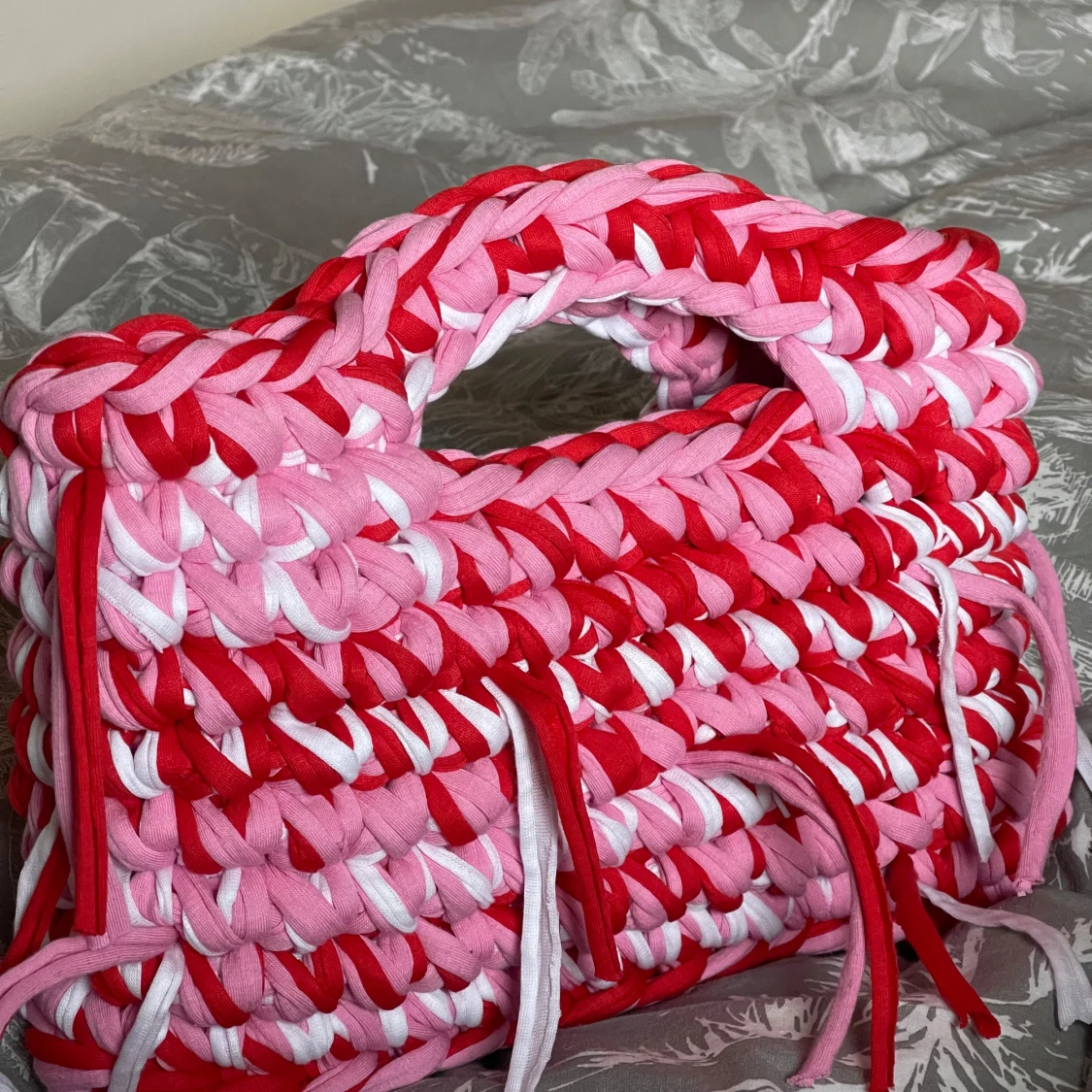 Rosa och röd virkad handväska - 2