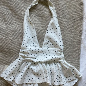 Vit prickig halterneck topp Zara  - Säljer denna jätte söta halterneck toppen från Zara endast använd en gång 