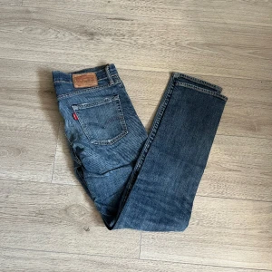 Levis 511 jeans - Sköna blåa levis jeans, modellen är 511. Storlek: 30/32