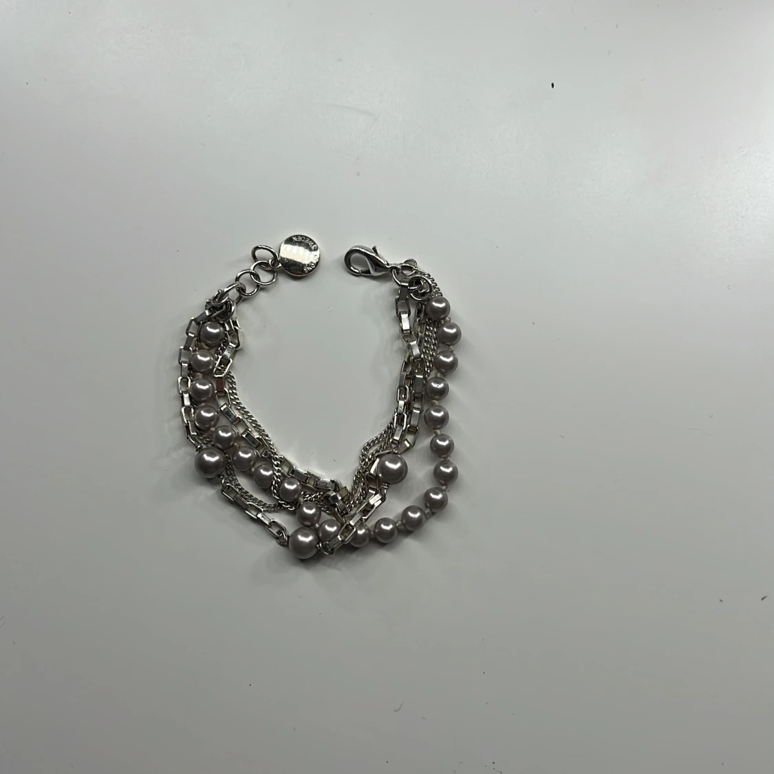 Silverfärgat armband med pärlor