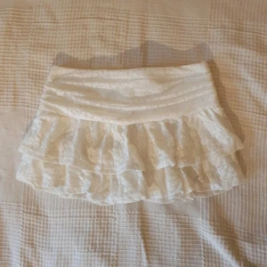 Vit minikjol - Vit minikjol med inbyggda shorts💕