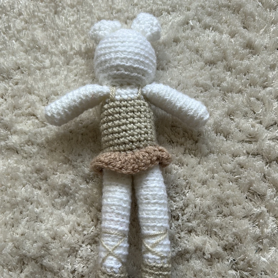 Beige virkad klänning till docka - 1