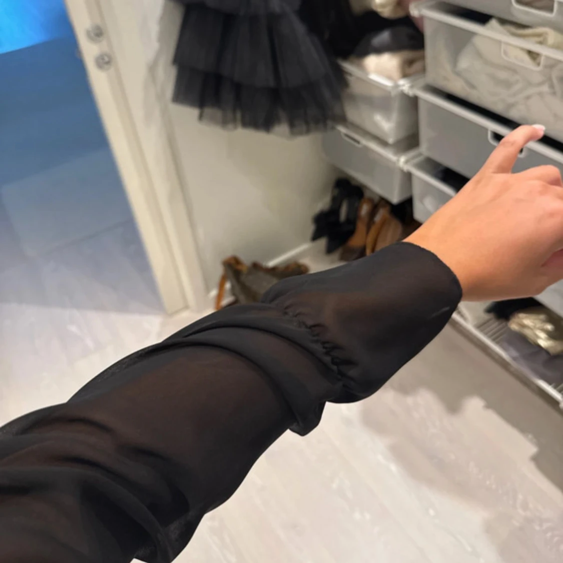 Svart volangklänning från Trendyol - 1