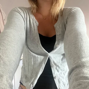 Grå kofta  - Säljer den här gråa koftan från lager 157 i storlek M. Säljer då den inte kommer till användning längre men den har inga skador. 