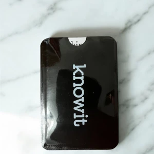 Korthållare Anti Skimming – Knowit (Helt ny)Korthållare Anti Skimming – Knowit (Helt ny) - Korthållare med Knowit-logga och anti skimming-skydd. Perfekt för att skydda dina kort från obehörig avläsning. Stilren svart design, helt ny och oanvänd.  Kan hämtas i Vallentuna.
