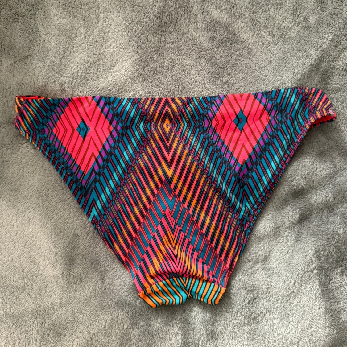 Färgglada bikiniunderdelar med mönster - 1