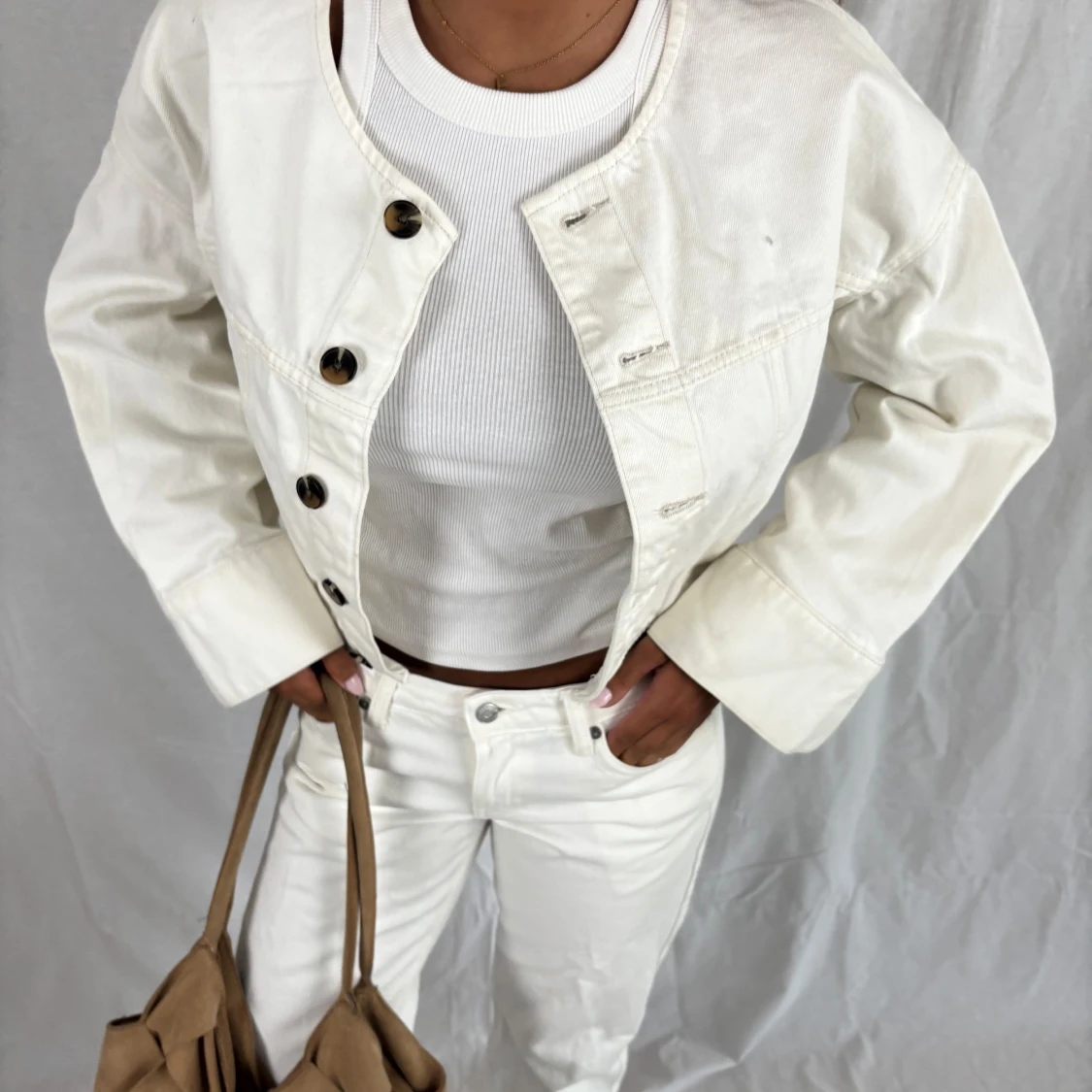 Vit croppad jeansjacka med knappar - 1