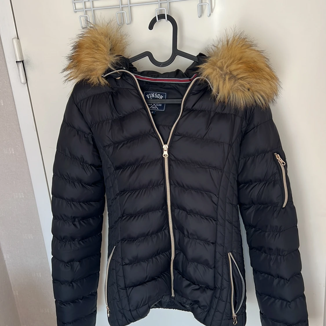 Svart dunjacka med fuskpäls från Vinson - 4