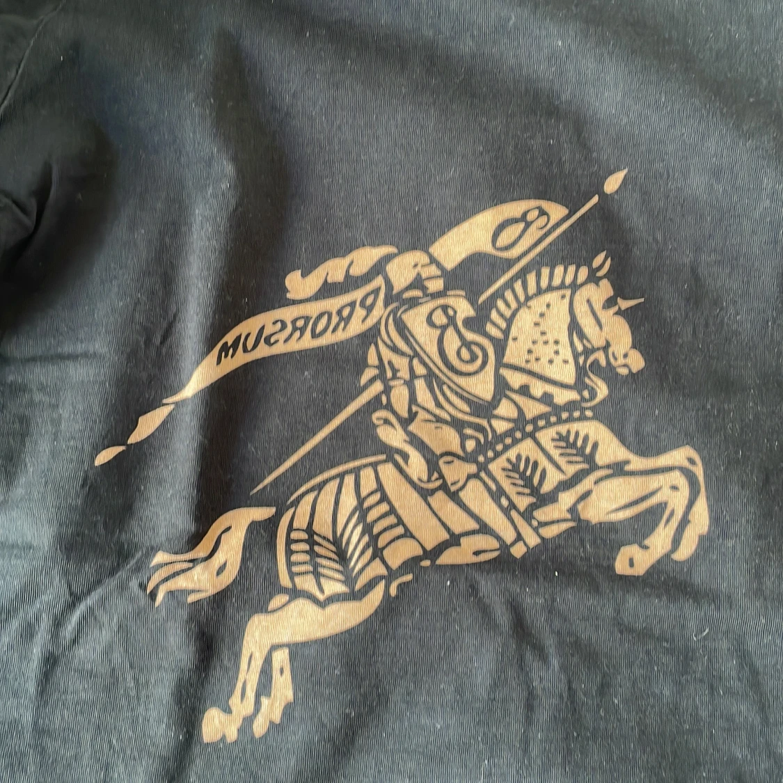 T-shirt med tryck över  - 2