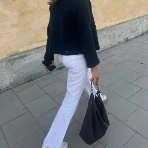 Linnebyxor  - Säljer dessa vita linnebyxor från Gina Tricot, oerhört svala och sköna!! Säljer pga för korta för mig som är 175 cm, men de är uppsprättade nedtill för att bli lite längre🩷🩷