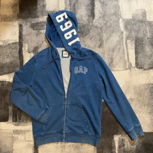 Gap denim fullzip hoodie  - Säljer nu en riktigt skön denim fullzip hoodie från Gap i storlek M. Bra skick och bra passform.