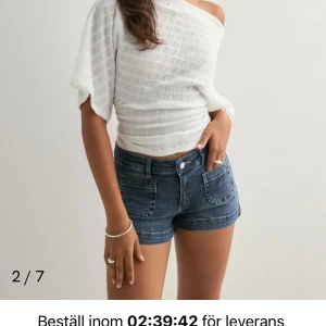 Mörkblå jeansshorts - Snygga mörkblå jeansshorts med två snygga framfickor som design från Nelly. Lågmidjade i storlek 32. Lappen sitter kvar då jag nyss köpt dom! (Kan inte ha dom pg av storleken) Ny pris är 499!! 