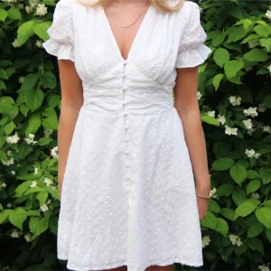 Vit kortklänning med broderade detaljer - Jättesöt vit klänning som passar perfekt till sommaren eller studenten!!☀️☀️  Aldrig använd endast testad, klänningen är köpt för 800kr