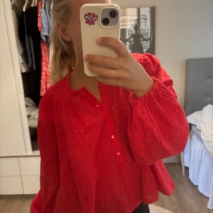 Röd blus från Gina - Super söt blus från Gina som aldrig används, endast testad!😍  Köpt för 500kr