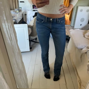 lowwaist bootcut jeans!! - Säljer ett par klassiska blå jeans från davys med bootcut och låg midja.. Jeanses ser inte alls bootcut ut här men jag kan ta bättre bilder då dem verkligen är det. Storlek w 29