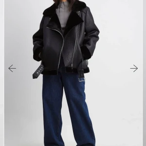 Svart pälsjacka med bälte och dragkedja - Säljer en svart pälsjacka med bred krage, markerade muddar och bälte i midjan. Fodrad med mjuk päls på insidan och längs kanterna. Perfekt för kalla dagar och riktigt snygg till jeans. Jackan är från NAKD och nypris är ca 1000kr. Jag har haft den länge men inte använt den speciellt många gånger