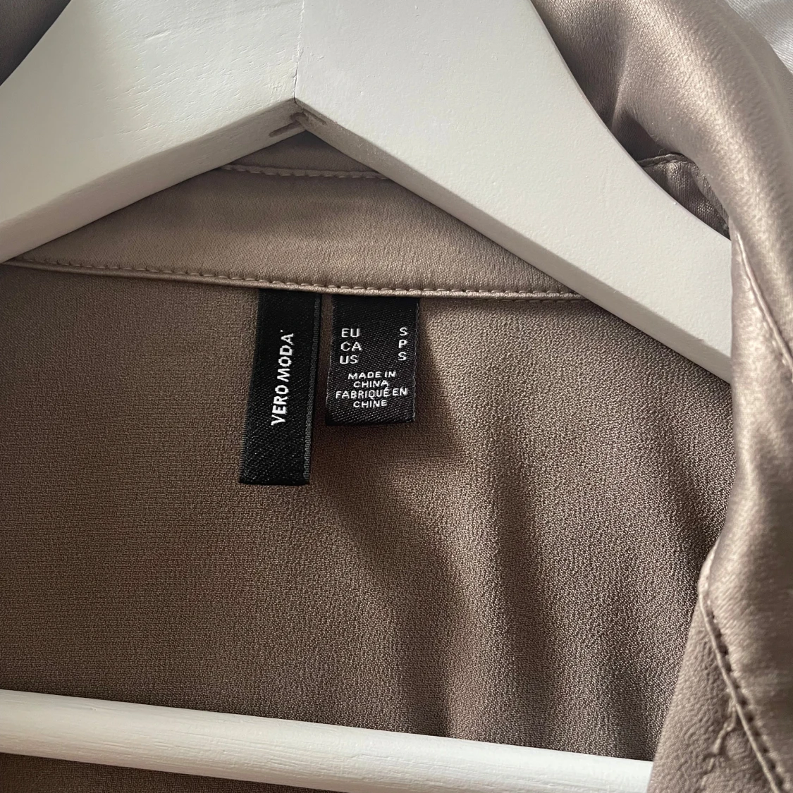 Beige skjorta i satin från Vero Moda - 2