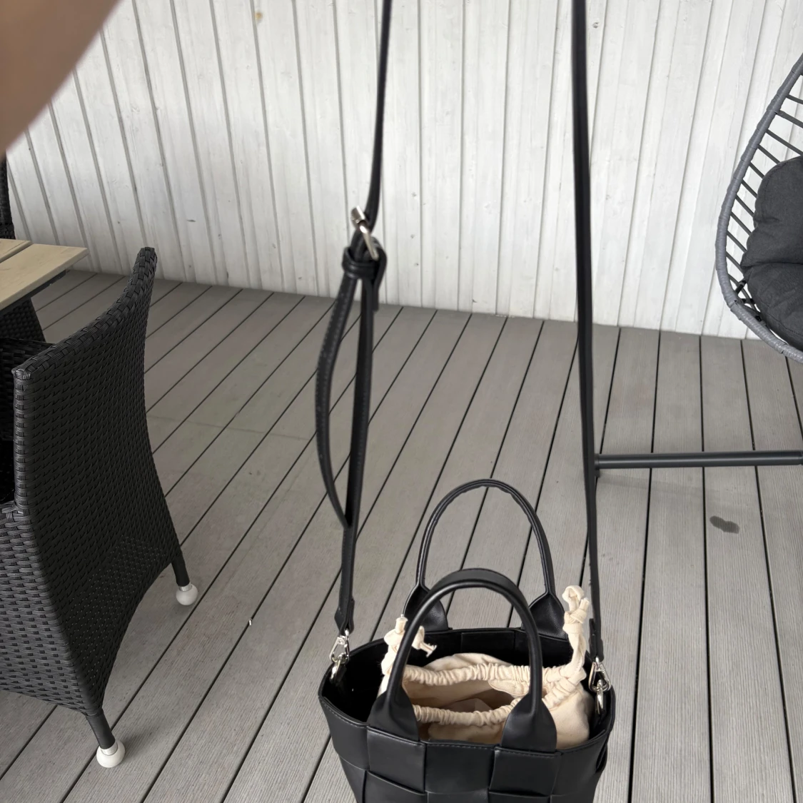 Svart flätad handväska  - 2