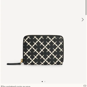 By Malene Birger plånbok  - Snygg plånbok från By Malene Birger i svart och vitt med grafiskt mönster. Kostar som ny 800 kr! Plånboken har dragkedja i guld men funkar tyvärr inte, annars inga defekter!🥰🌸