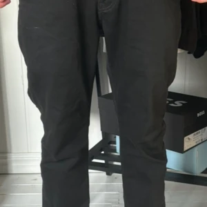 Svarta Levi's 501 jeans W29 L30 - Svarta Levi's 501 jeans, använda ett par gånger, regular fit, Nypris (1200kr) 