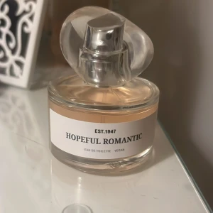 Hopeful Romantic från Hm 30ml - Hopeful Romantic från H&M Beauty 30 ml. Endast tagit två-3 sprut då jag har många parfymer som doftar ungefär likadant. En vegansk eau de toilette med noter av päron, tuberos och patchouli. . Perfekt för dig som gillar fräscha och blommiga dofter.