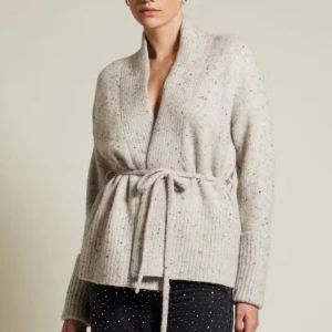 Ljusgrå kofta från BikBok med knytband - Supermysig ljusgrå kofta från BikBok med knytband i midjan och ribbade muddar. Koftan är stickad med diskreta svarta och gula prickar, har lång ärm och en relaxed passform. Perfekt att slänga på sig när det är kyligt ute.