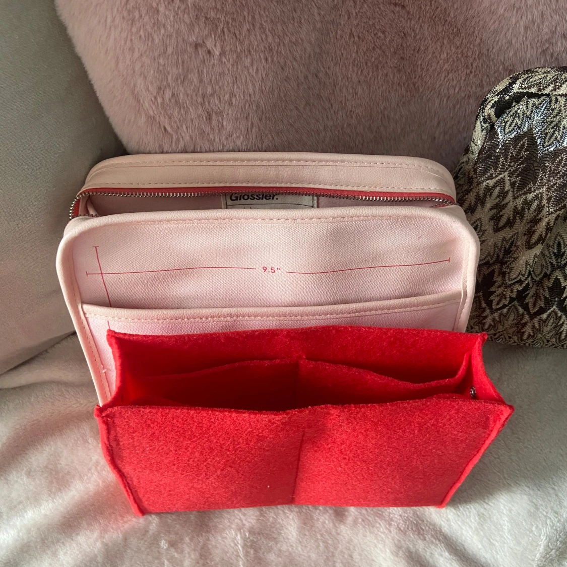 Rosa Glossier necessär med röd text - 1