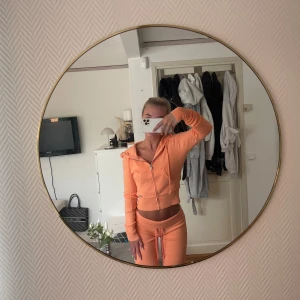 HIDDEN CULT set  - Säljer en croppad hoodie i en fräsch orange färg. Tröjan har huva, snörning och dragkedja framtill. Perfekt för dig som gillar en sportig och avslappnad stil. Långärmad modell med ribbade muddar och mjukt material. Bara testat , lappen är kvar.