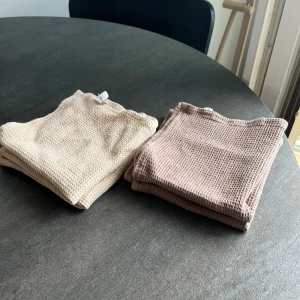 4st handdukar 31x31 cm - Säljer 4st handdukar som enbart har tvättats och aldrig används. 100% bomull.  2st beige handdukar 31x31 cm 2st bruna handdukar 31x31 cm